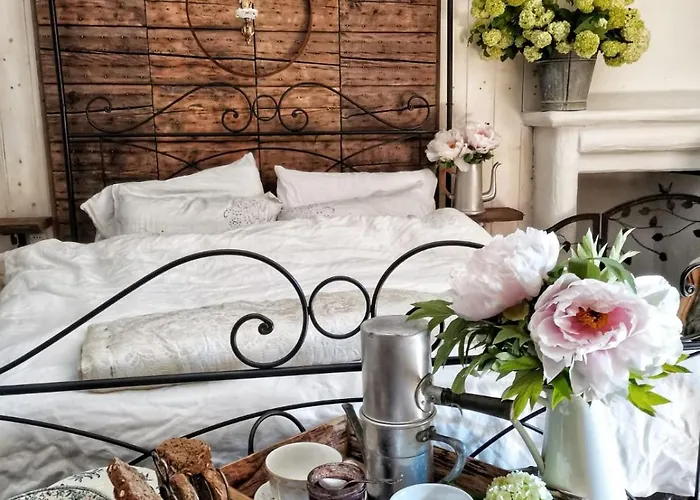 לינה וארוחת בוקר Cucuti 4*